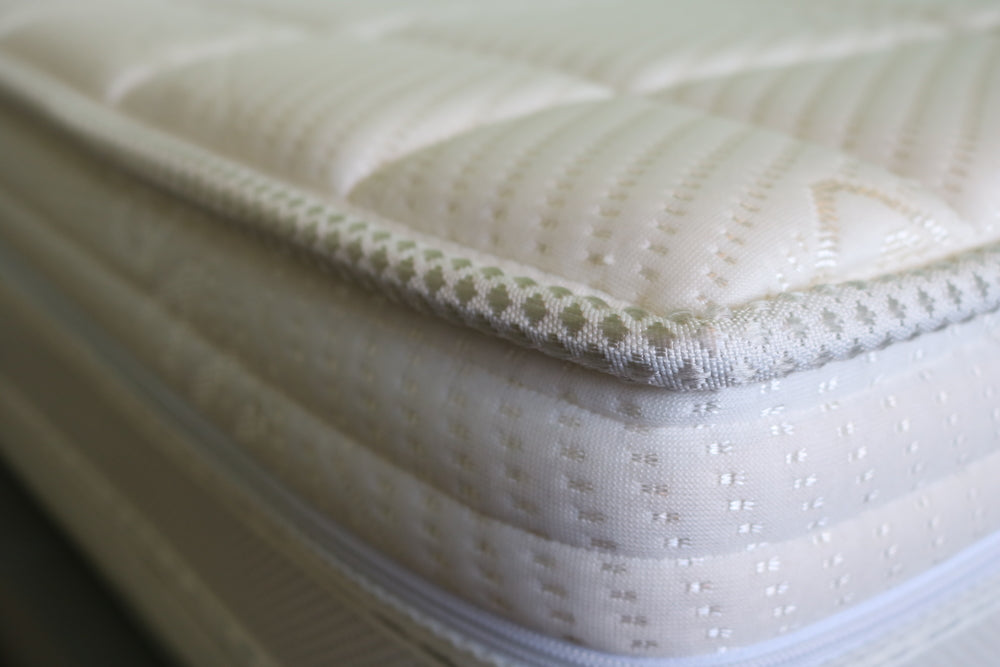 How to Choose Between a Hybrid Mattress vs. Memory Foam 