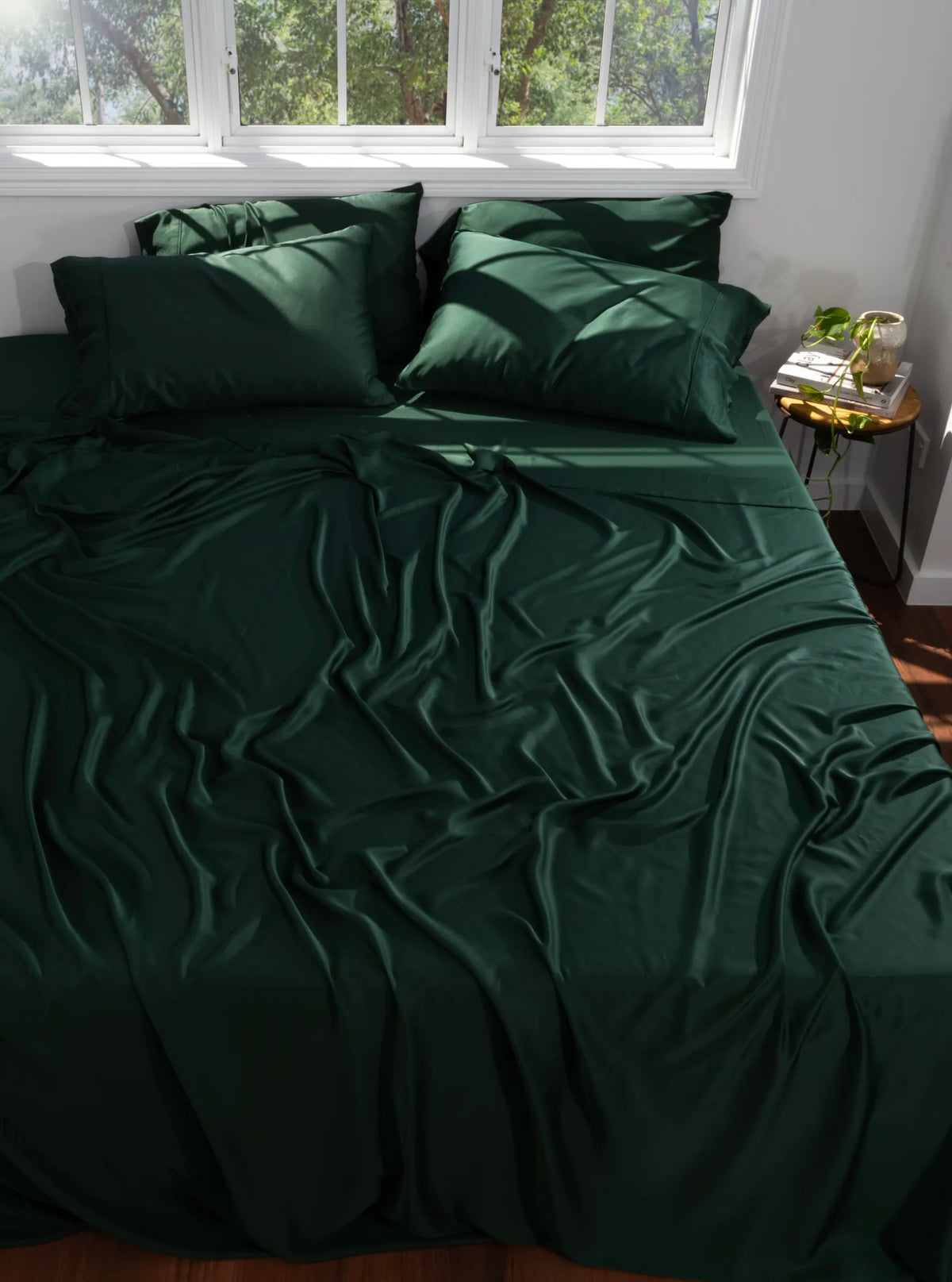 Bed made with Ecoy Cooling Bamboo sheets in Forest Green